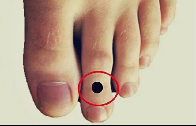 ”Arătătorul” de la picior e mai lung decât celelalte degete? Ce spune asta despre tine