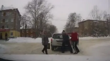 Cum se termină o bătaie în trafic, în Rusia. Finalul e complet neaşteptat!