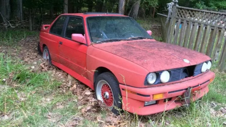 Un tânăr se plimba în pădure, când a văzut un BMW părăsit. Era ediţie rară. UIMIT de ce era înăuntru
