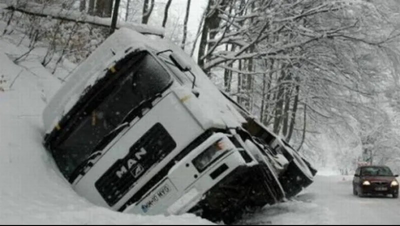 Traficul este blocat pe DN1 H. TIR-urile au rămas în zapadă