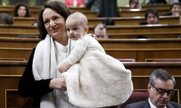 Scandal în Parlamentul spaniol după ce un deputat şi-a alăptat bebeluşul în plen