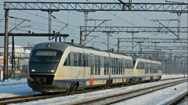 Copilul lovit de tren în Novodari, transportat cu elicopterul la spital. Care este starea micuţului