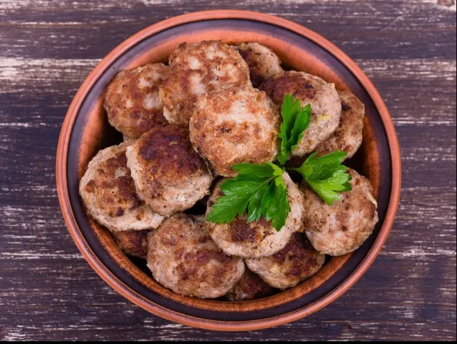 Așa faci cele mai bune chifteluțe la cuptor. Ingredientul care le transformă într-un preparat unic