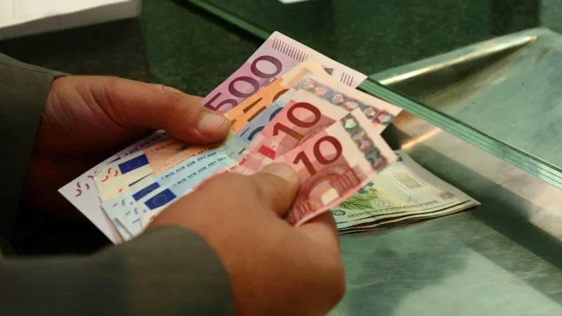 Ai bani depuși la bancă? Tu știi ce mai face contul tău?