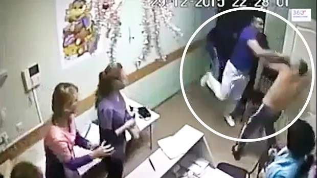 Imagini dramatice pe holul unui spital. Un medic a omorât în bătaie un pacient