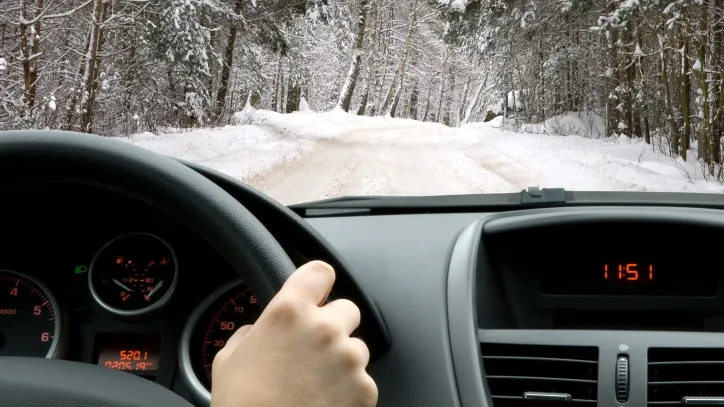 5 lucruri pe care să nu le faci la volan când conduci pe polei şi gheaţă