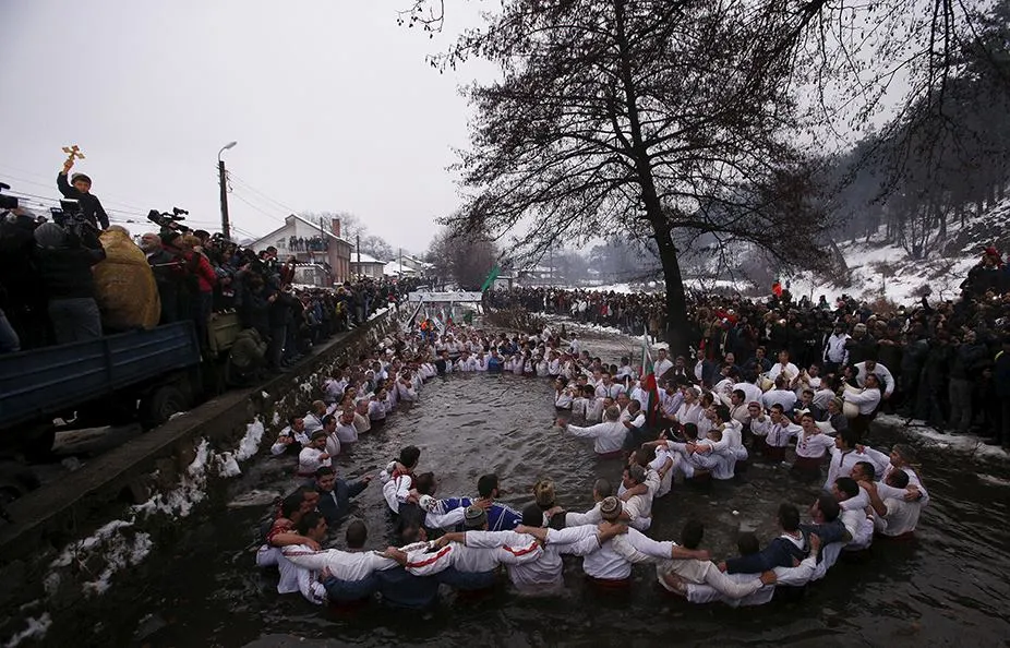 Euronews, fotografia zilei. Ce au ales să îndure zeci de bărbați