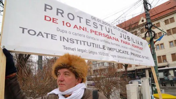 Un fost ofiţer SRI protestează după ce locuinţa sa a fost retrocedată unui mort. Ce reproşează
