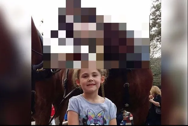 A mers la o cursă de cai și s-a pozat cu animalul ei preferat. A împietrit când a văzut imaginea