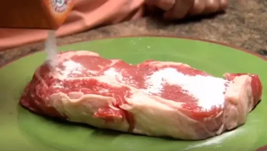 Toarnă bicarbonat de sodiu pe carnea crudă. Motivul? Este adevăratul secret al bucătarilor