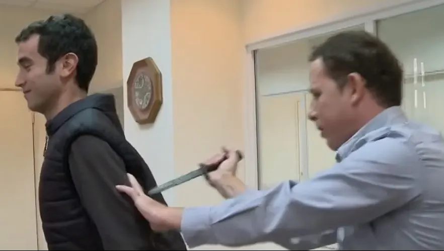 Un reporter a testat în direct o vestă anti-înjunghiere. Au urmat clipe de coşmar