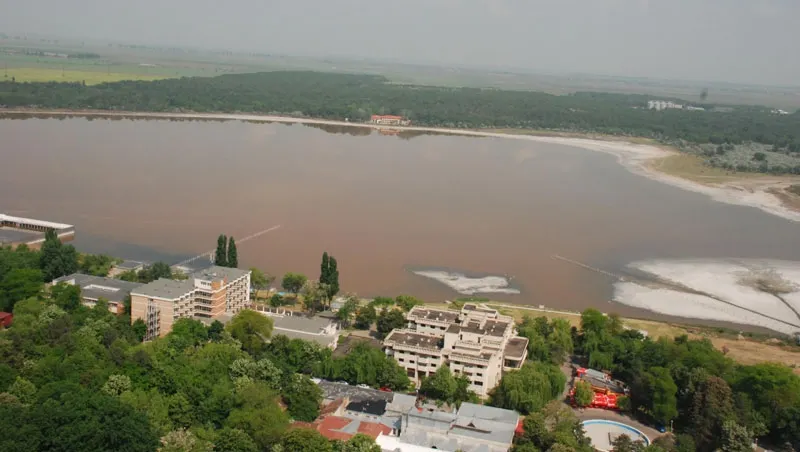 Fenomen extrem la Brăila. Lacul Sărat a îngheţat. Cum a fost posibil