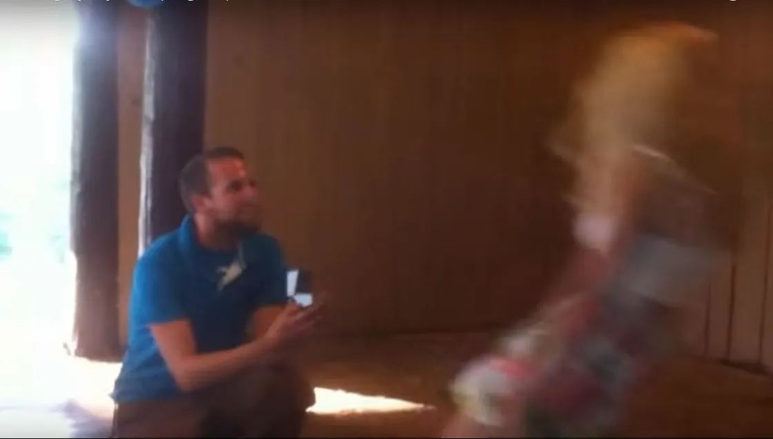 A chemat-o la o petrecere surpriză și a cerut-o de soție. Ce a urmat i-a înghețat zâmbetul pe buze