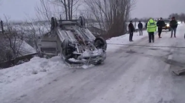 Accident cumplit din cauza viscolului. O şoferiţă s-a răsturnat cu maşina