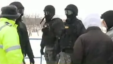Şoferii, în scandal cu poliţiştii că au închis DN2. Au intervenit şi mascaţii