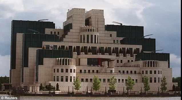 În spionaj nu contează orientarea sexuală. MI5 respectă diversitatea...