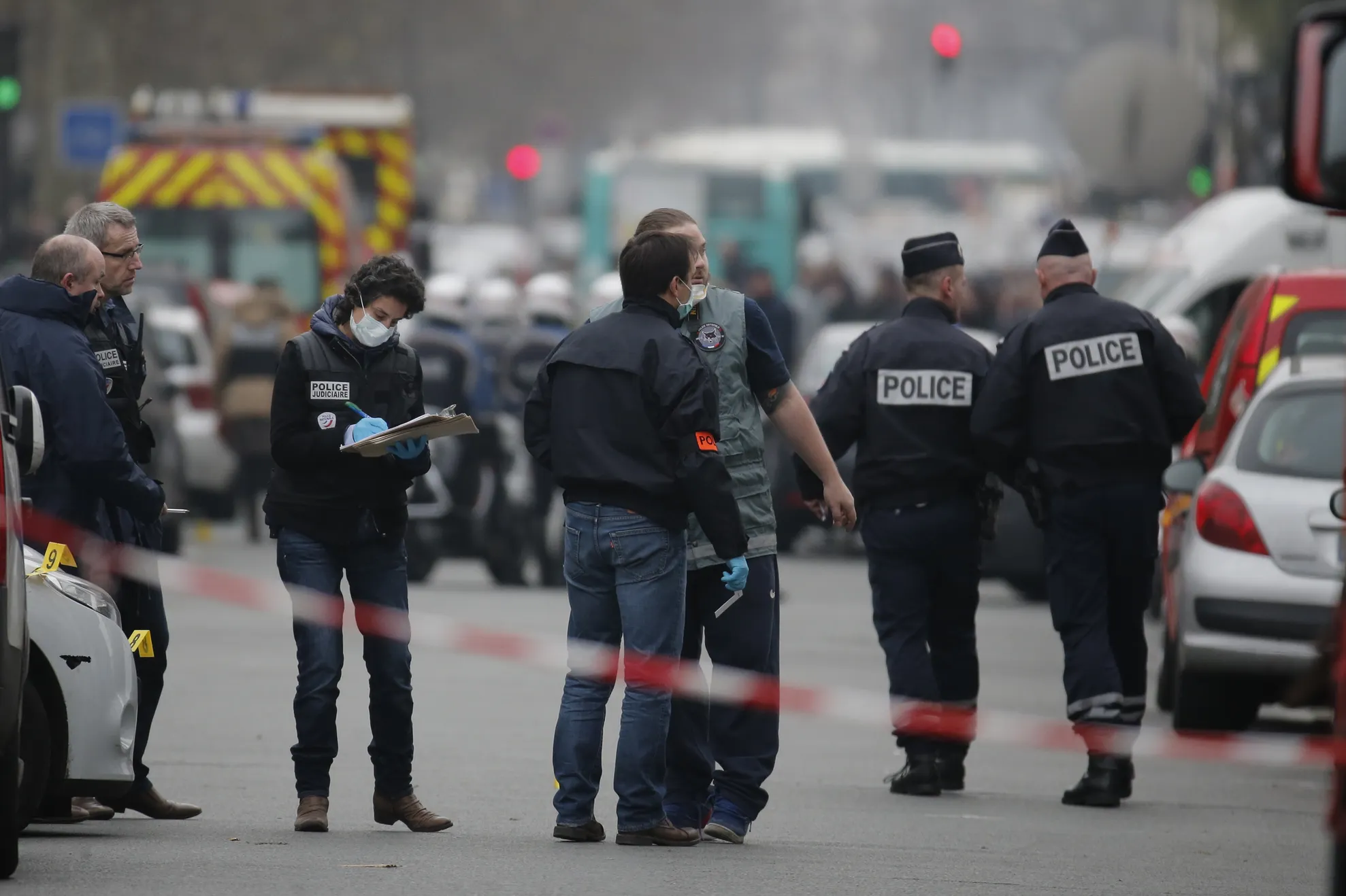 Alerte cu bombă la 6 licee din Paris şi 14 şcoli din Marea Britanie