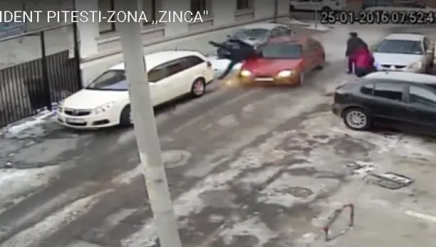 Momentul în care un tânăr de 19 ani din Piteşti se răzbună pe un alt şofer, surprins de camere