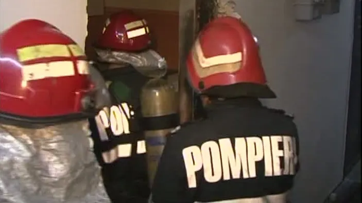 Incendiu la subsolul unui bloc din Braşov. O parte dintre locatari, evacuaţi
