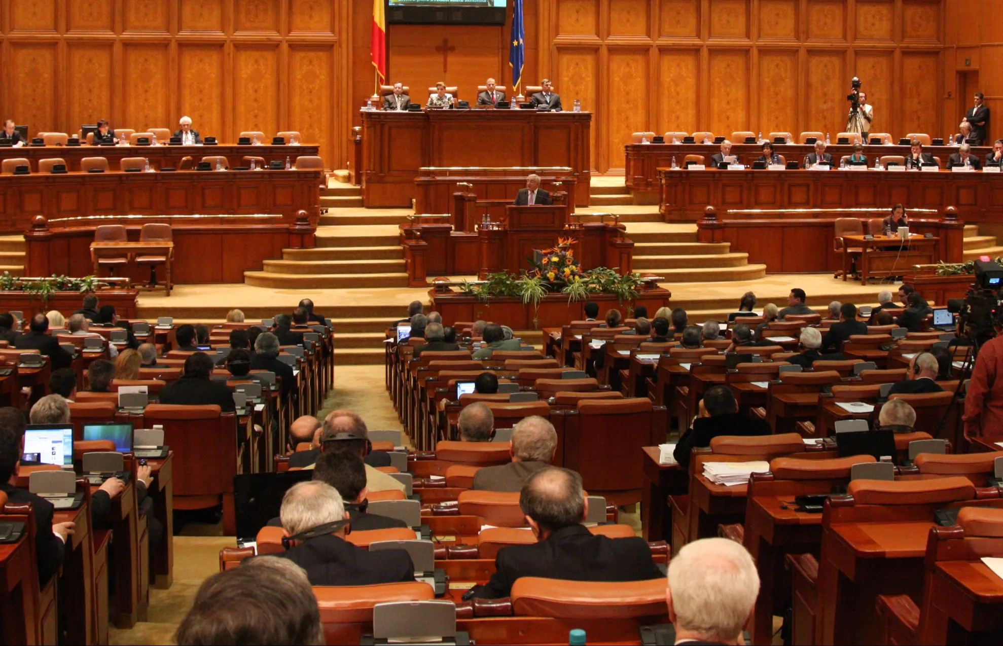 Oferte de partide, ca în anii '90. Câte formațiuni politice s-au înscris la Tribunal, în 2015