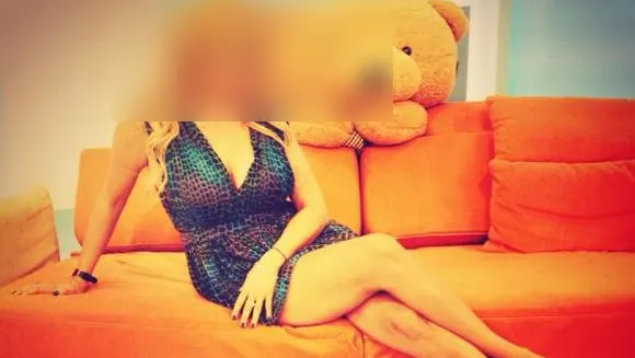 Momente jenate la o televiziune centrală. Prezentatoarea a fost lovită în direct de colegul ei