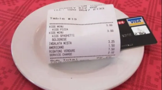 A cumpărat mâncare pentru doi copii flămânzi. În locul notei de plată, chelnerul i-a dat un bilet