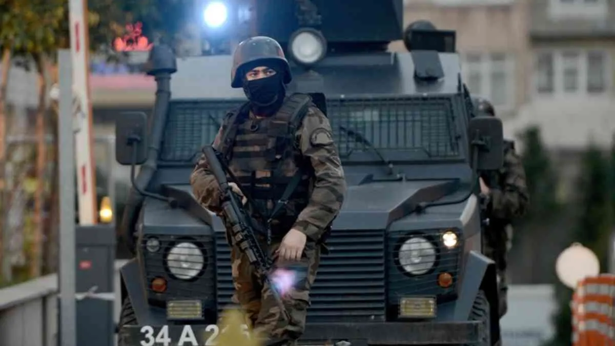 10 morți într-un atac sinucigaș cu bombă atribuit ISIS, în inima Istanbulului