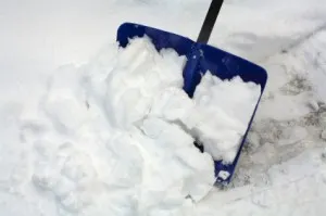 Aşa deszăpezeşte o piţipoancă din Capitală un bolid de lux - FOTO
