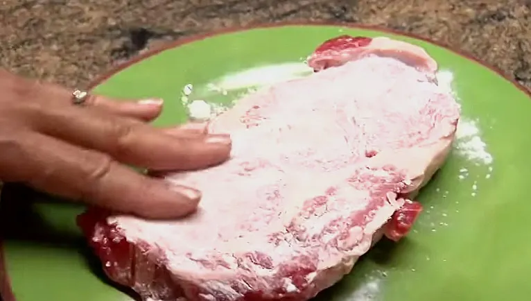 Adaugă bicarbonat de sodiu pe carnea crudă. Toţi trebuie să încercăm asta