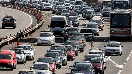 I-a lăsat cu gura căscată pe ceilalți șoferi. Ce face un bărbat la volanul mașinii, în trafic