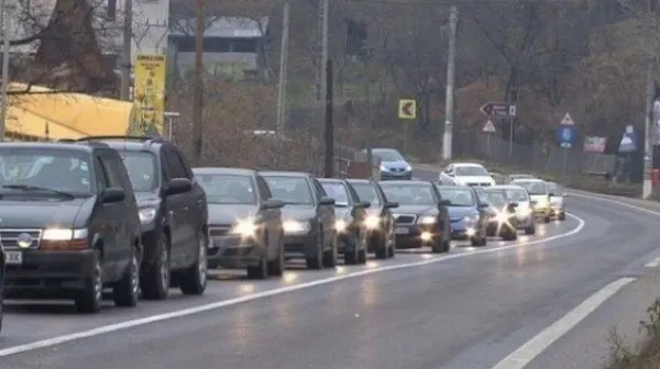 Poliţia a deviat circulaţia de pe Predeal – Azuga – Buşteni – Sinaia – Comarnic. Pe unde se circulă