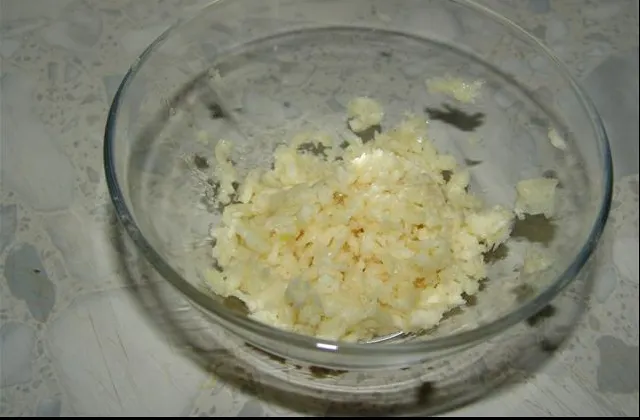 Greșeala pe care toată lumea o face când prepară mujdei de usturoi. Nu mai pune ingredientul ăsta 