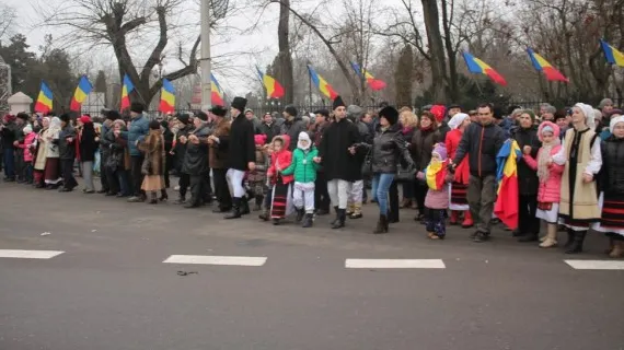 Unirea Principatelor Române, sărbătorită în Capitală. Hore la metrou, în gară, dar și în aeroport  