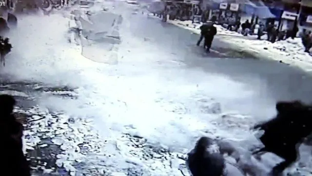 Scenă teribilă, surprinsă de camere: zăpada de pe acoperiş a îngropat trecătorii, pe trotuar