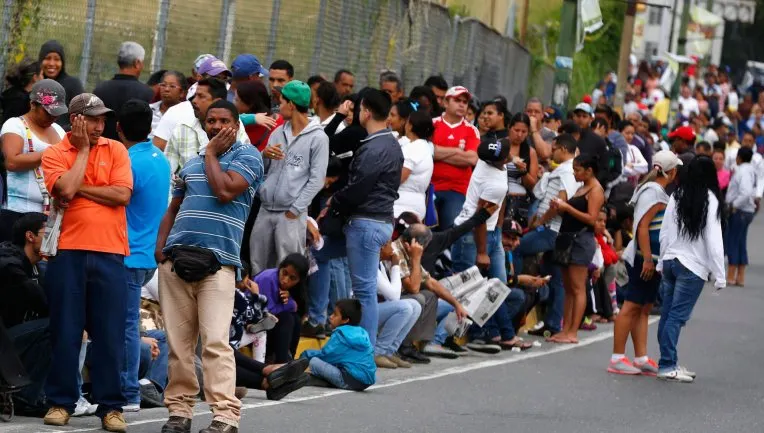 Stare de urgență economică în Venezuela. Oamenii se calcă în picioare la cozi