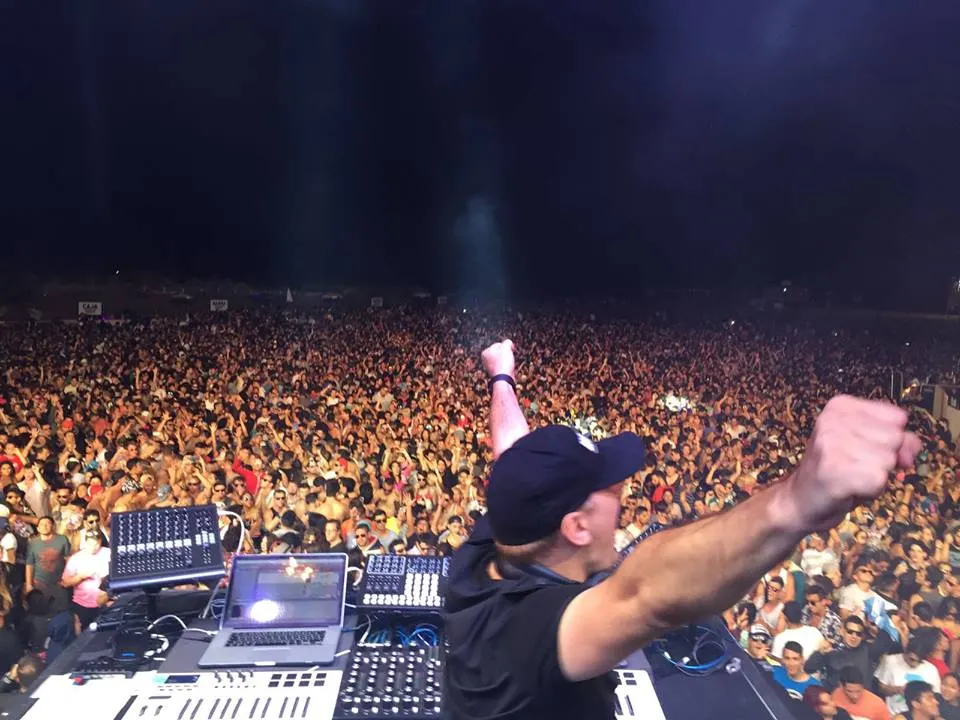 DJ faimos, în stare gravă la spital, după ce a căzut de pe scenă. Vezi momentul - VIDEO!