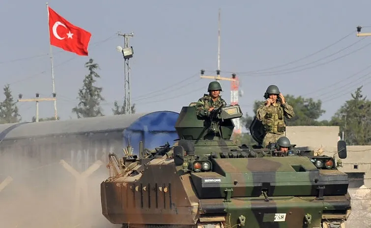 Turcia nu ţine cont de avertismentele Franţei şi SUA şi continuă să bombardeze în Siria