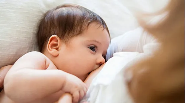 Ce trebuie să mănânci când îți alăptezi bebelușul. Sfaturi de la nutriționiști