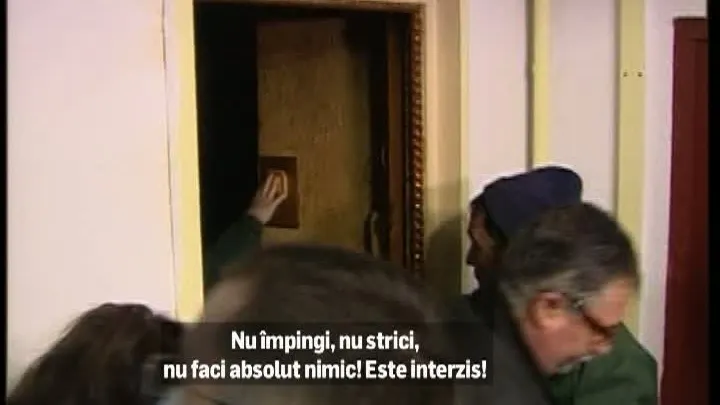Apartament din Bucureşti, evacuat: era un focar de infecţie. Ce au descoperit gunoierii înăuntru