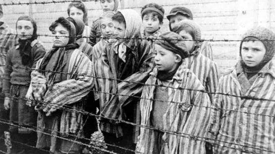 Doi supraviețuitori ai Holocaustului fac mărturii șocante: "Dacă ți se vedeau coastele..."