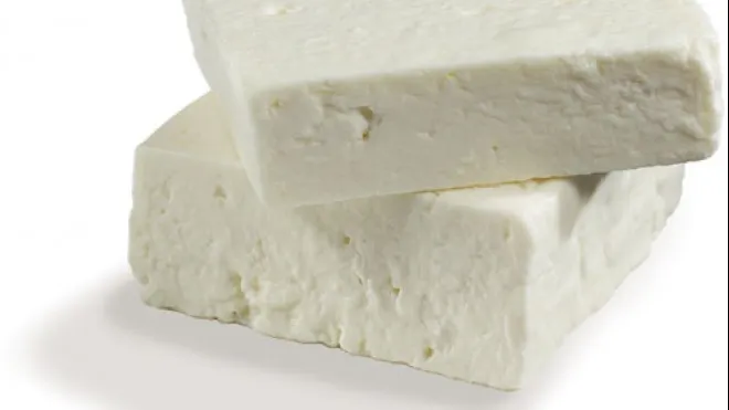 Cum faci diferența între brânza adevărată, din lapte, și cea falsificată, plină de margarină