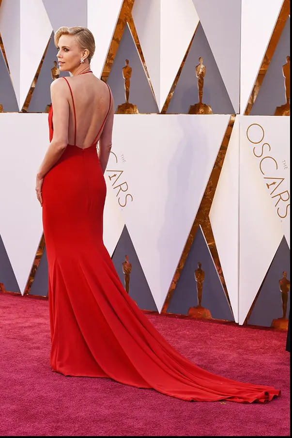 Charlize Theron a atras toate privirile pe covorul roşu cu un decolteu mult prea generos