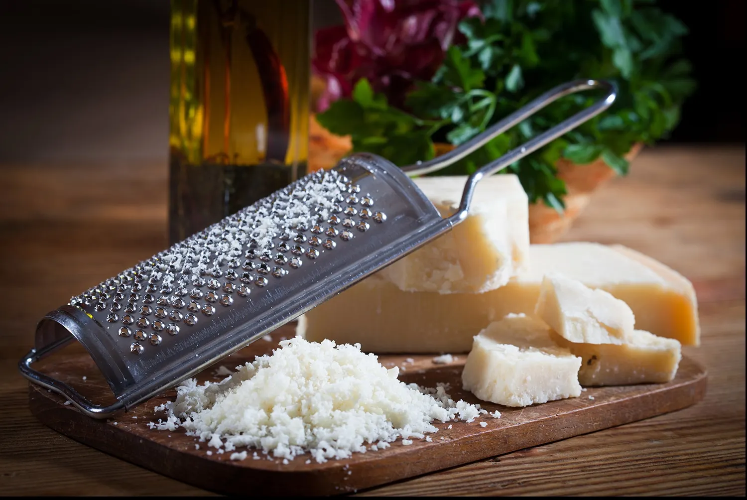 Obișnuiești să razi parmezan peste mâncare? Oprește-te acum! Trebuie să știi asta neapărat