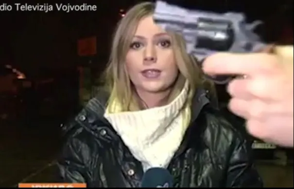 A ridicat arma în fața unei jurnaliste. Ce a urmat? Totul a fost transmis în direct, la televizor