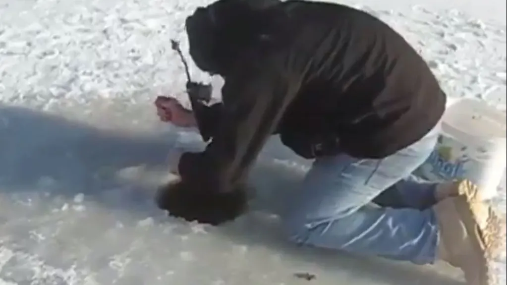 Au tot tras de fir, până când au simțit ceva greu. Nu le-a venit să creadă ce au scos pe copcă