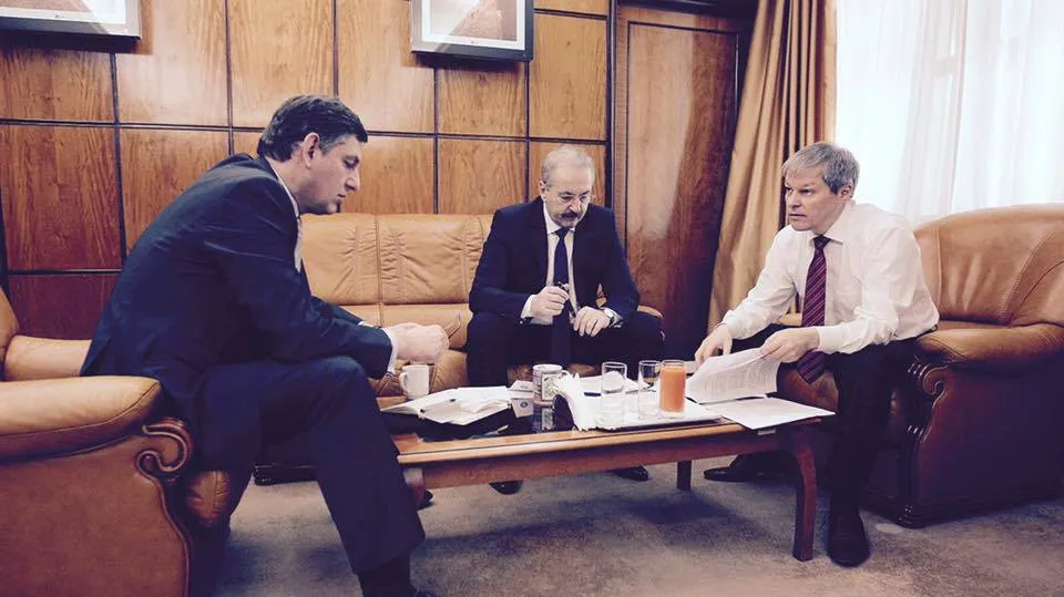 FOTO. Dacian Cioloş, întâlnire cu vicepremierii Dâncu şi Borc. Ce au discutat