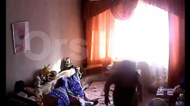 Au angajat o dădacă, dar au lăsat şi o cameră video. Au încremenit când au văzut imaginile