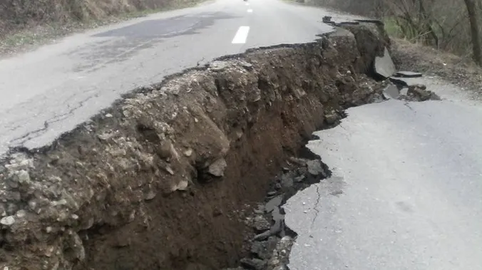 Imagini apocaliptice în Arad! Un crater imens pe un drum judeţean. Ce s-a întâmplat