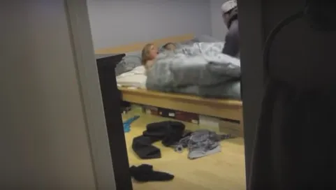 A venit acasă mai repede şi şi-a găsit iubita în pat cu altul. Nu era amantul, ci... surpriză!