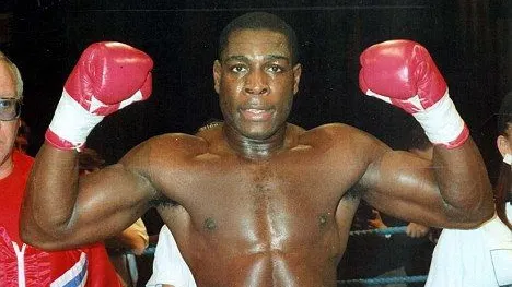 Şi-a anunţat revenirea în box, la 20 de ani de la înfrângerea cu Tyson